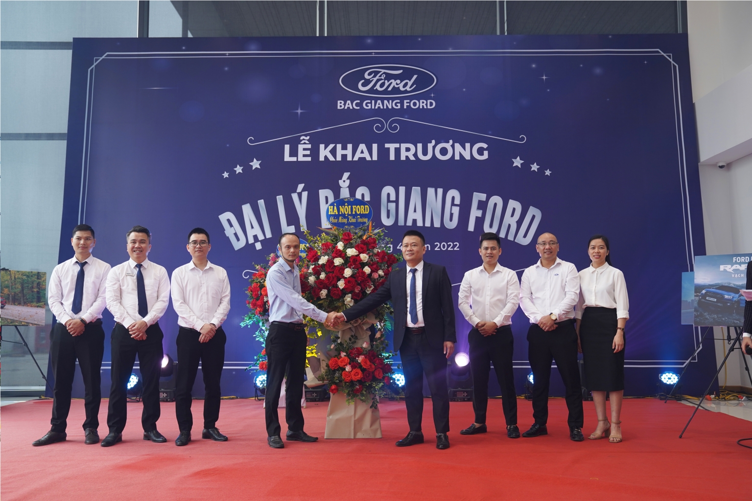 Hà Nội Ford tặng hoa
