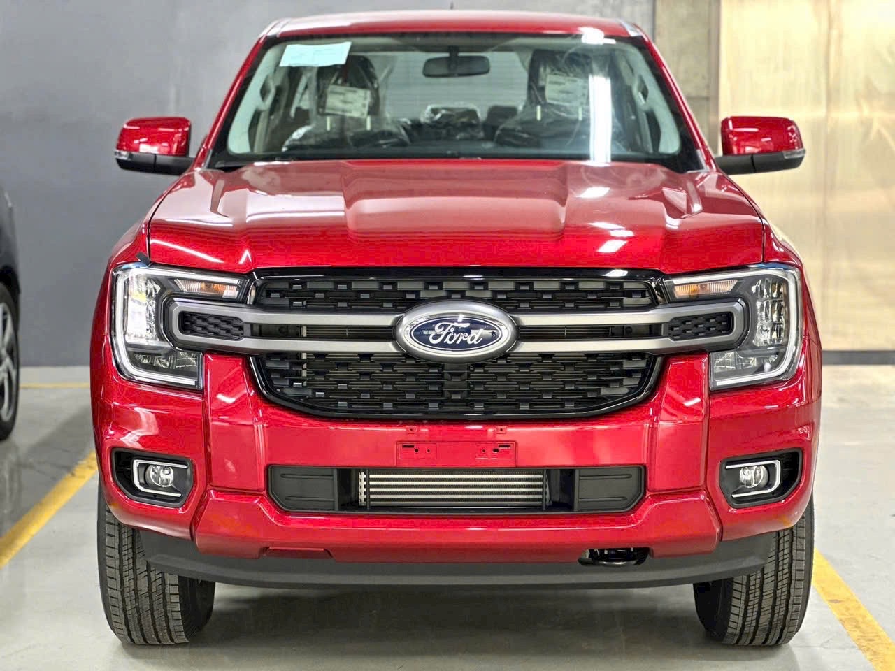 Ranger XLS 2026 màu đỏ mới