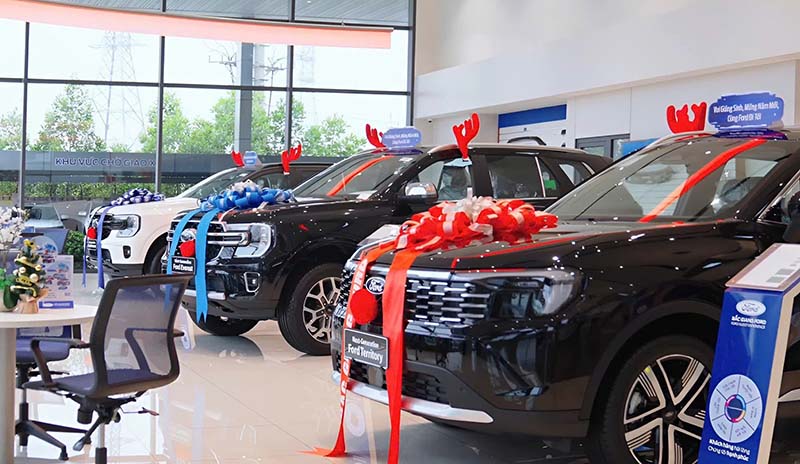 Showroom rộng rãi trưng bài nhiều mẫu xe cho khách hàng dễ dàng tham quan, lựa chọn