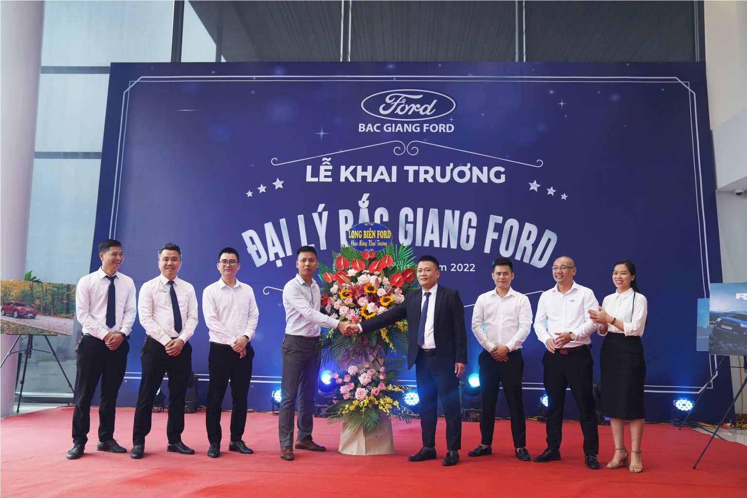 Long Biên Ford tặng hoa