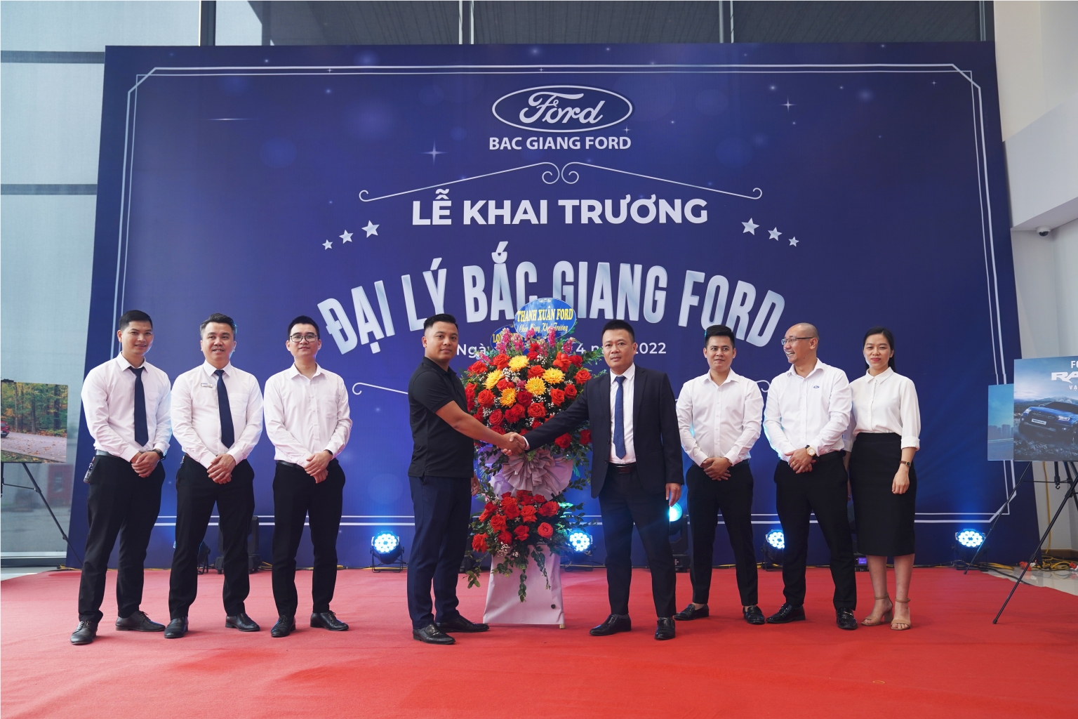 Thanh Xuân ford tặng hoa